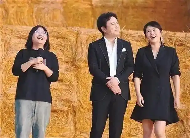 (节目效果请勿认真)最后德云自己的团综也把雪琴找来了,演电影,戏里和