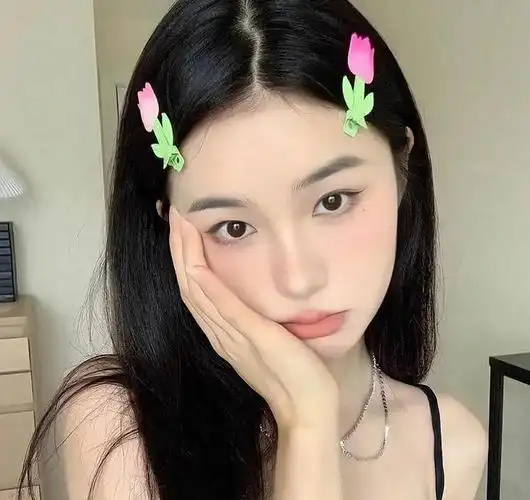 她的眼神往往会带着深情和柔软,长时间地注视着你.