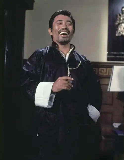 谷峰:绝不只是《九品芝麻官》的常昆,他是香港电影的活化石_腾讯新闻