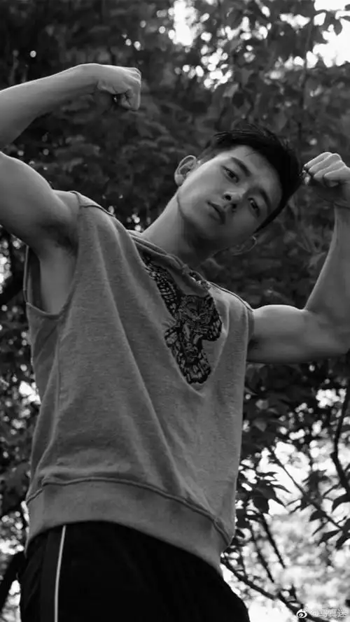 李现 画册写真腹肌我真的可以!