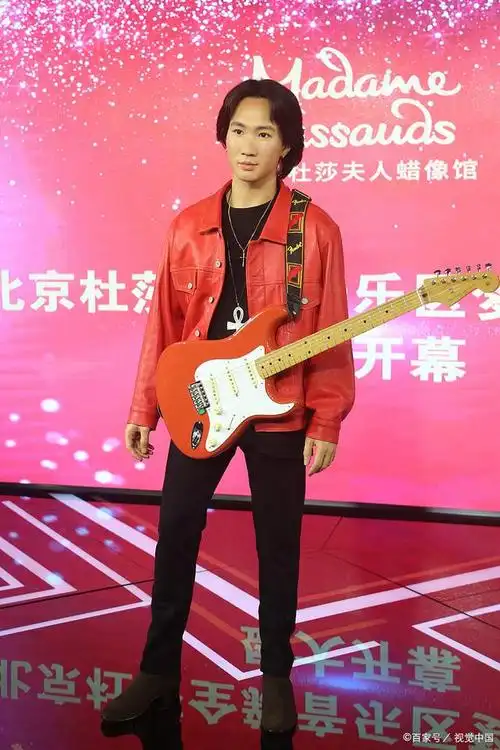 节目主持人内村光良icon因为佩戴安全帽仅受轻伤,而黄家驹却伤重去世