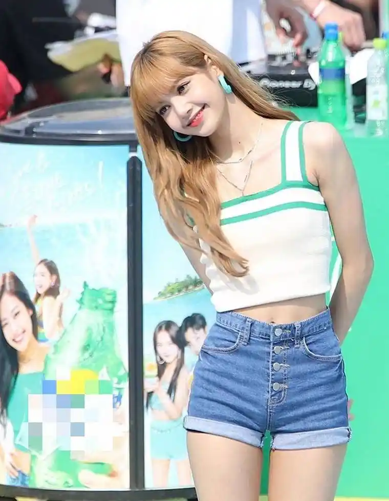 lisa把吊带背心穿火了这么搭时髦显瘦又高级美得毫不费力