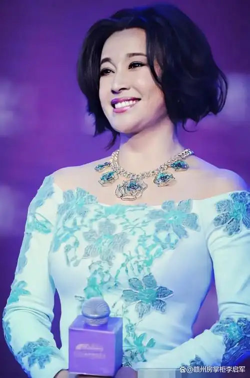 刘晓庆的耳朵,爱美女人的"蝶"影,我看影星刘晓庆