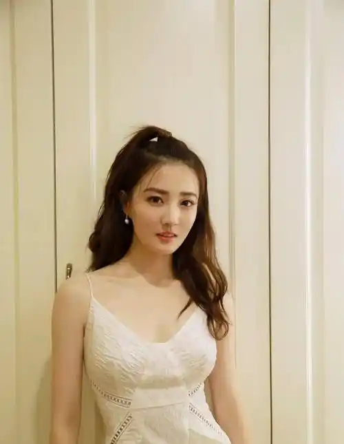 徐璐穿白色吊带裙拍大片,一头大波浪超有型,身材婀娜美出新高度_新