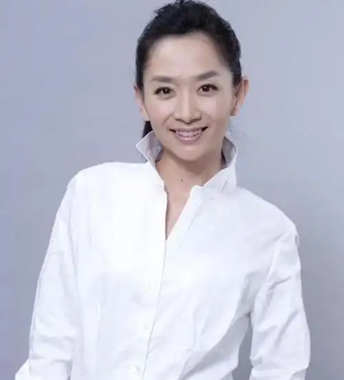 著名主持人王芳年少成名依旧尽职尽业成为妈妈后转为情感博主