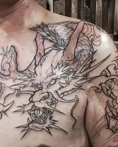 为了遮盖疤痕,整了一个过肩龙～传统半胛#意大利  #威尼斯  #纹身