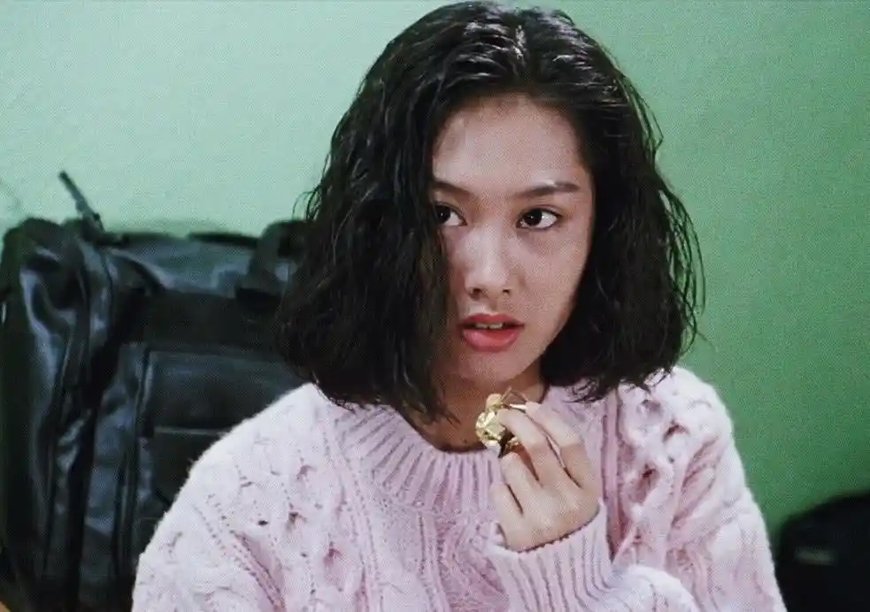 朱茵20年前美照:波浪卷短发搭配粉色的毛衣,美如紫霞仙子 转载自百家