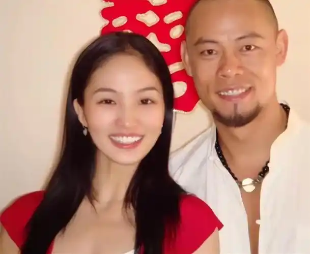 晋松小10岁妻子晒旗袍美照身材凹凸有致有韵味美貌不输明星