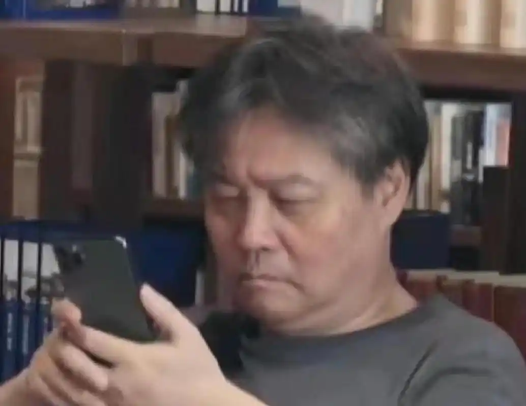 余华版地铁老人看手机表情包.[左捂脸]