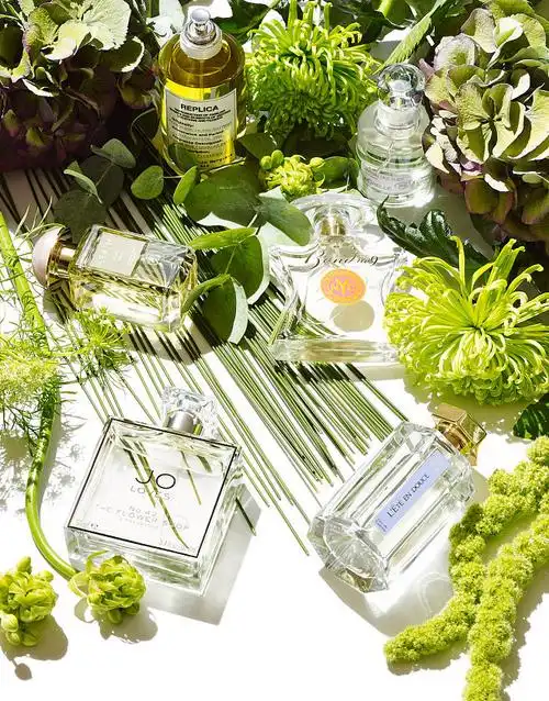 化妆品瓶器摆放膏体造型拍摄彩妆造型设计色彩色调排版设计料体颜色