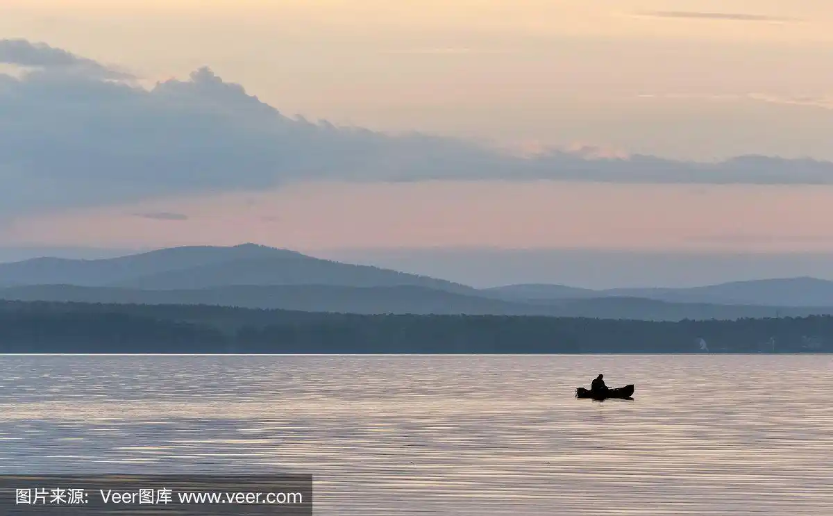 傍晚,湖水和天空呈灰蓝色,色彩柔和