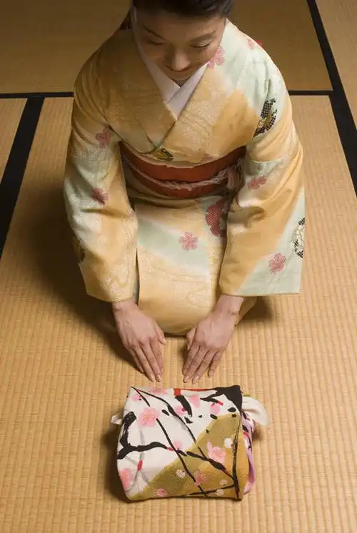 东方人,一个人,跪,竖图,俯视,室内,白天,民族服装,亚洲,仅一个年轻