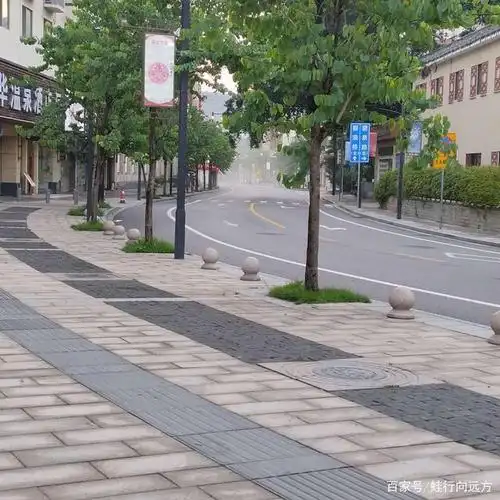 清晨街道上泛起一缕薄雾