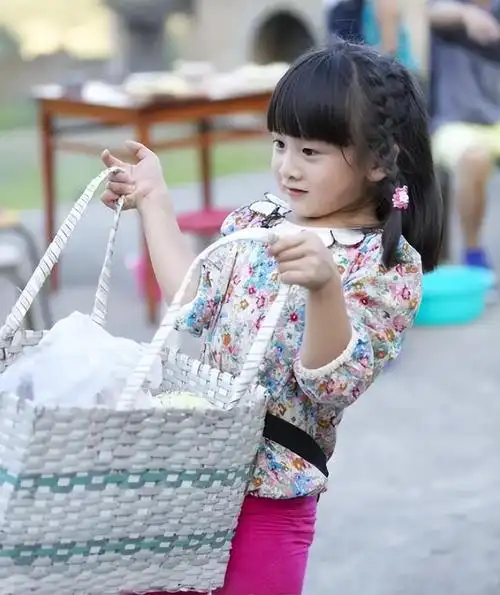 正式步入婚姻殿堂,目前两人共同养育2个孩子,女儿田雨橙今年14岁,儿子