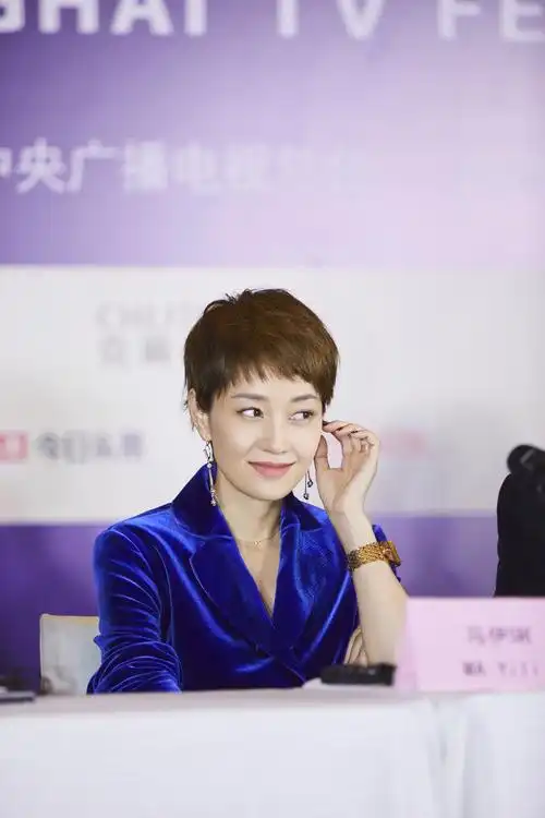 马伊琍亮相白玉兰评委见面会 谈评判标准是一直说真话