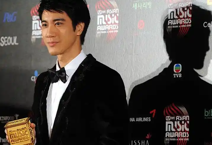 谢娜侄子考上清华,接受采访照片流出,身高1米97阳光帅气