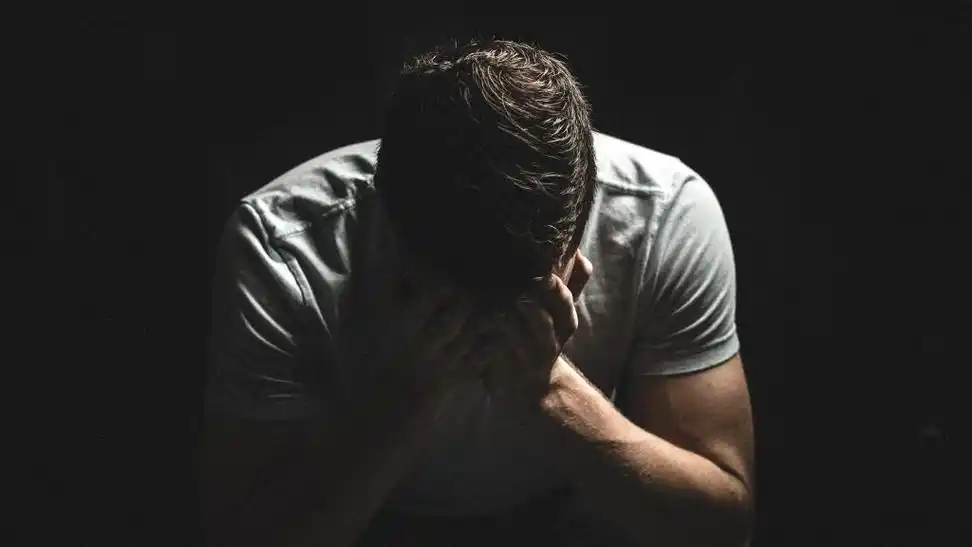 一个男人悲伤绝望的图片