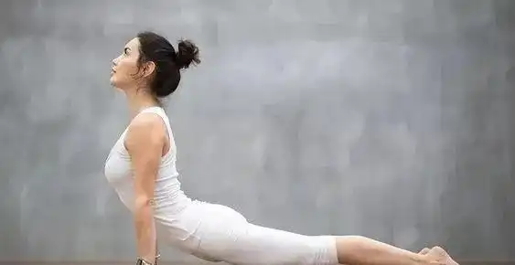 这套拉伸背部的瑜伽体式,助你练出迷人背沟|美背_网易订阅