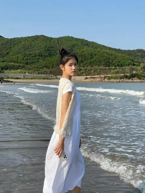 赵蕴卓在海边游玩,扎丸子头,优雅迷人!__财经头条