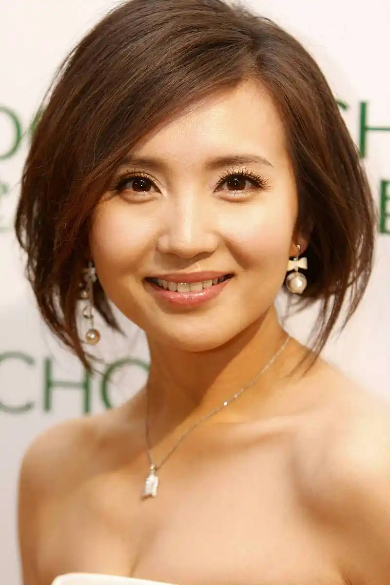 2007年,"万人迷"陈好和成龙参加商演时,成龙突然从后背熊抱,陈好一脸