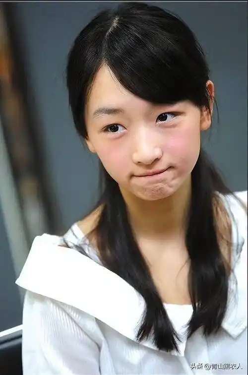 看完周冬雨高中时的照片,完全理解为何她被张艺谋相中,太水灵了
