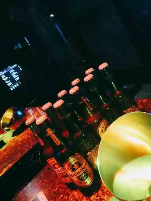 五六个人包一个包厢,会唱歌的是麦霸,摇骰子的劲猜,输的一方喝酒拼你