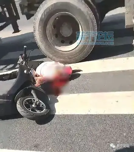 ▼电动车女驾驶员当场身亡▼事故现场据目击的网友称,事发上午10点多