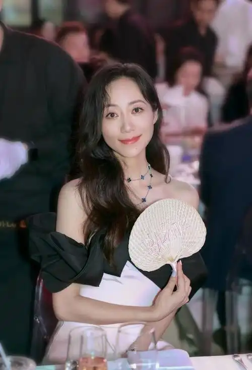 率真与才华并存韩雪展现青春的光芒和独特魅力