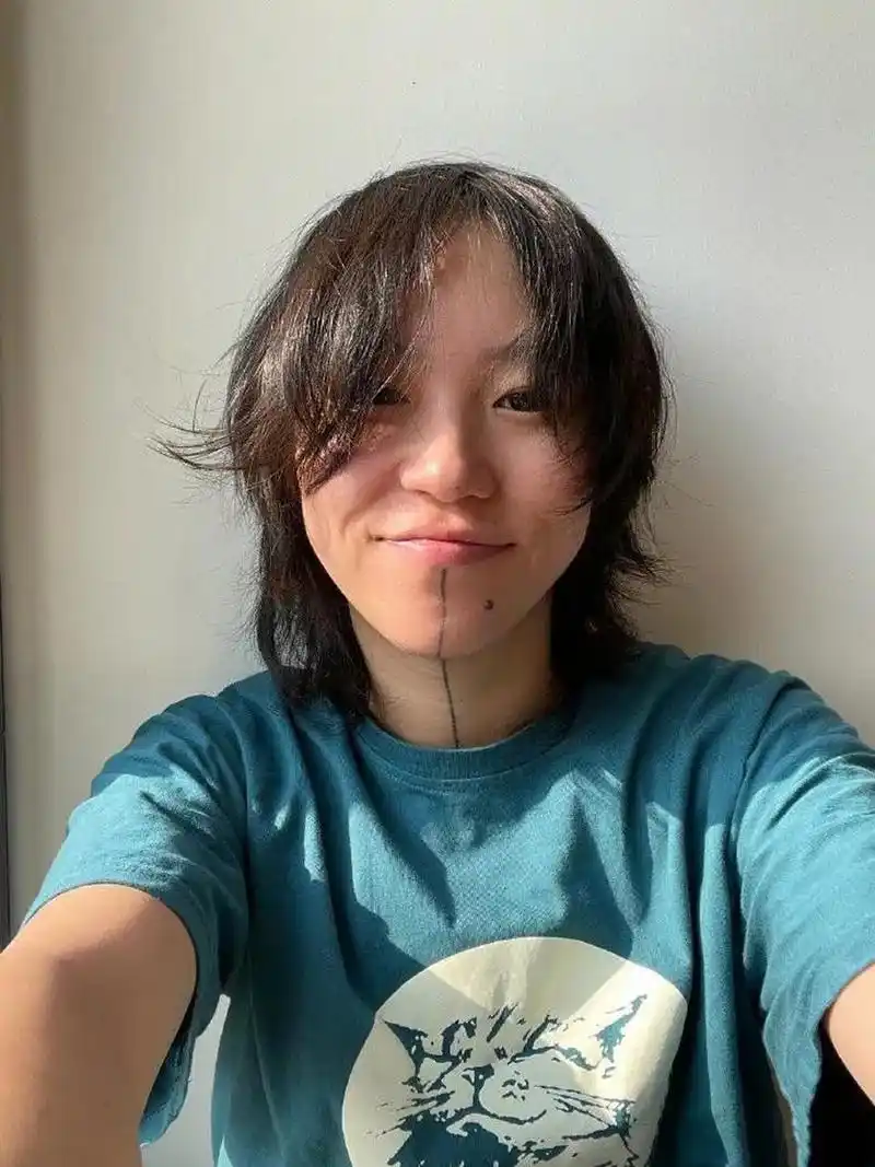 窦唯和王菲的女儿窦靖童已经26岁了,她的长发飘飘的样子让人联想到她