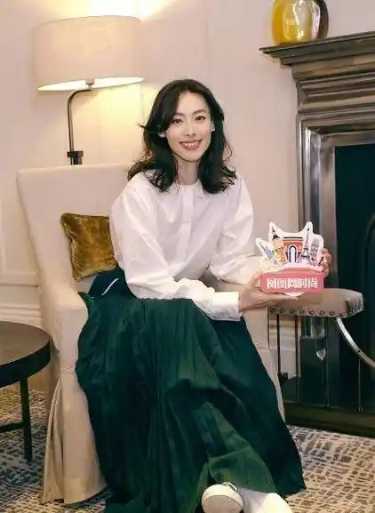 35岁梁洛施香港亮相,西装大背头拉满气场,"高级骨相"美得惊人_风格