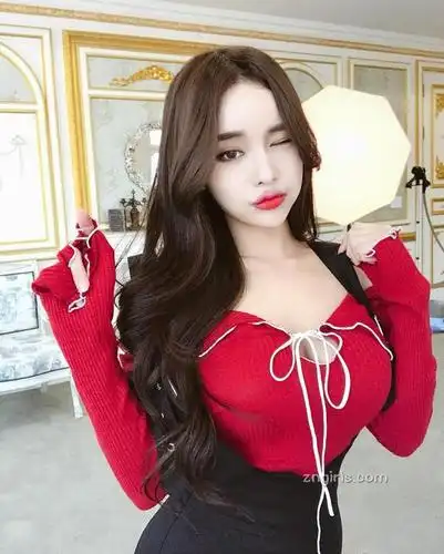 新浪娱乐讯 韩国网拍模特儿"jeee622"有着不科学的超"胸"身材