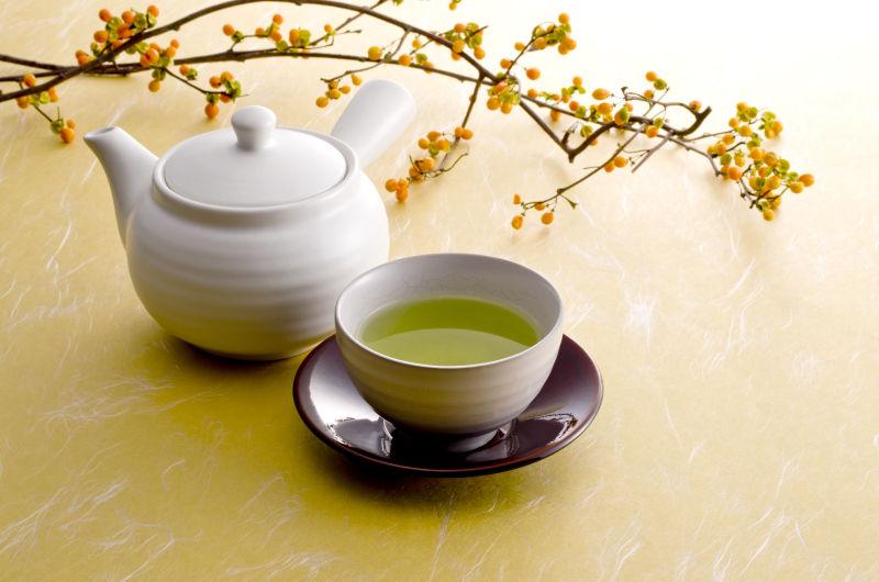 桌子上精美的茶具和花