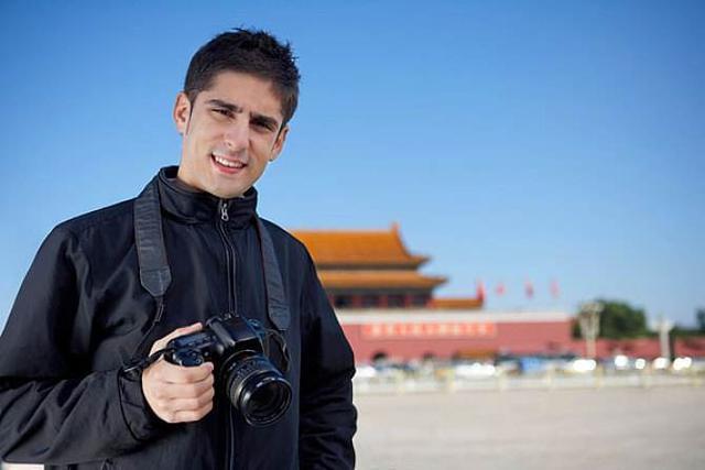 为何外国人旅游只背个包,而中国人却要拖个行李箱?有什么区别