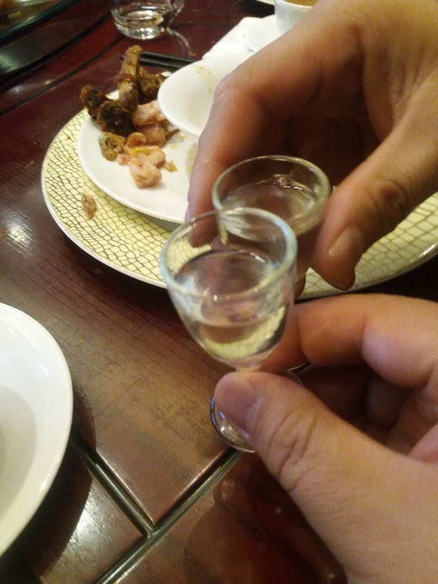 西安地铁张家堡二十多年的同学聚会10个人5瓶白酒喝美了