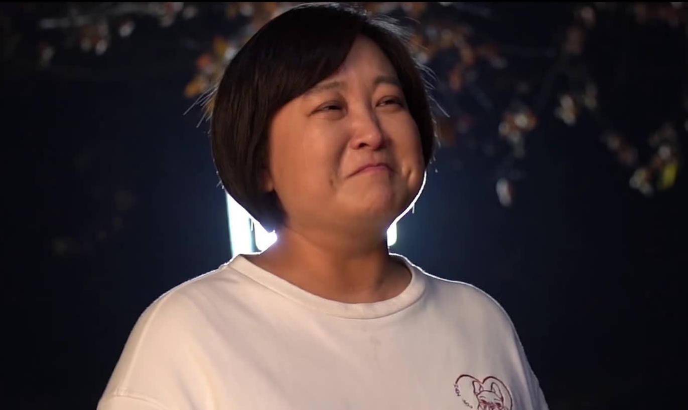 贾玲彻底寒心破53亿李焕英口碑反噬吴京16字一语成谶